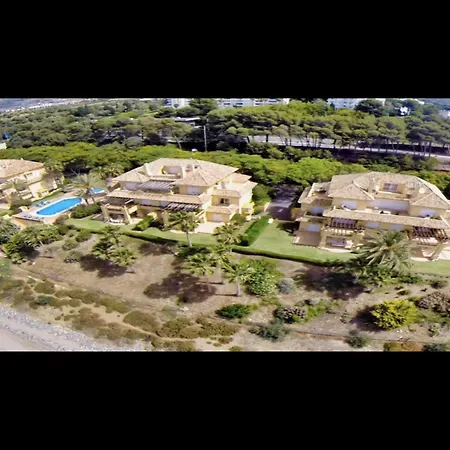 Elegant Seafront Retreat In Rio Real Playa Appartamento
